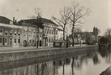 402273 Gezicht op de Rijnkade te Utrecht, met in het midden het kantoorgebouw van de Steenkolen Handels Vereniging ...